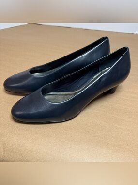 Trotters Navy Low Heel Round Toe Pumps